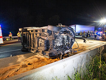 Riesiges Tr&uuml;mmerfeld nach Unfall mit f&uuml;nf Fahrzeugen: 18-J&auml;hrige wird aus Unfallwagen geschleudert und stirbt