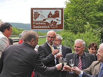 Na denn Prost! 2012 wurden die neuen Autobahntafeln für Frankens Saalestück in offizieller Runde übergeben.