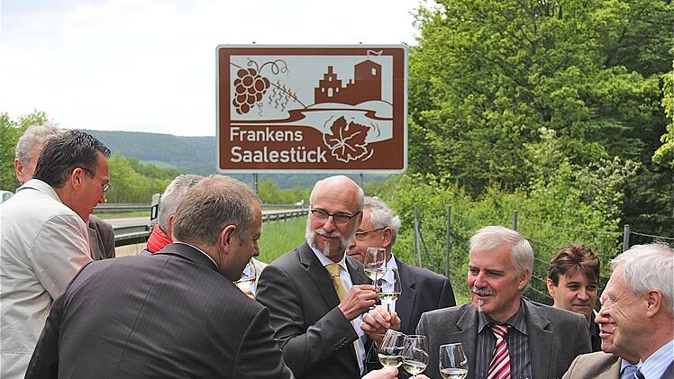 Na denn Prost! 2012 wurden die neuen Autobahntafeln für Frankens Saalestück in offizieller Runde übergeben.