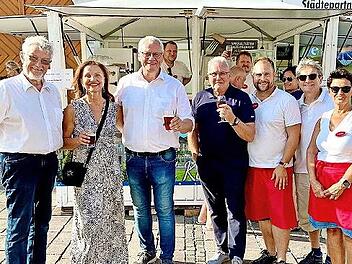 Komiteemitglieder sowie Thomas Steiner, Bürgermeister von Eisenstadt, und Thomas Leiner, 3. Bürgermeister von Bad Kissingen, die sich am Verkaufsstand trafen.