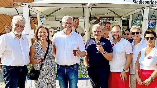 Komiteemitglieder sowie Thomas Steiner, Bürgermeister von Eisenstadt, und Thomas Leiner, 3. Bürgermeister von Bad Kissingen, die sich am Verkaufsstand trafen.