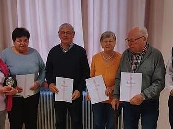Ehrungen beim KAB (von links): Vorsitzende Marliese Löser, Jubilarspaar Anita und Bernhard Krines, Anni und Egfried Gebhardt sowie Pastoralreferent Norbert Zettelmeier.