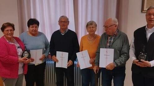 Ehrungen beim KAB (von links): Vorsitzende Marliese Löser, Jubilarspaar Anita und Bernhard Krines, Anni und Egfried Gebhardt sowie Pastoralreferent Norbert Zettelmeier.