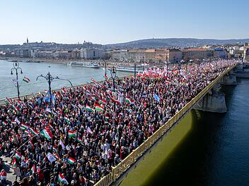 Ungarn Nationalfeiertag - Demonstration von Orban-Anh&auml;ngern