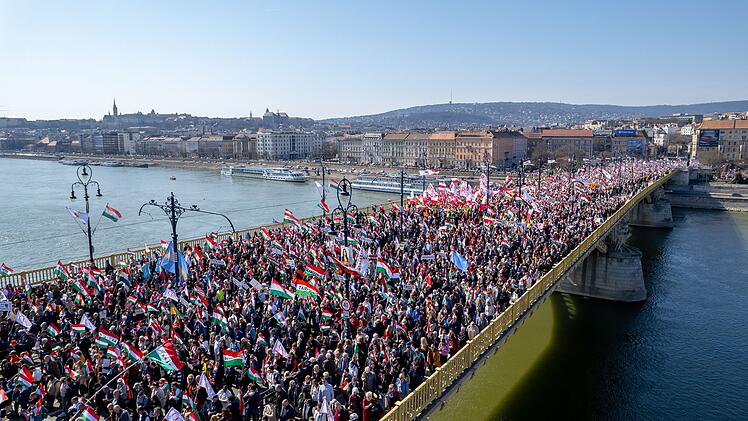 Ungarn Nationalfeiertag - Demonstration von Orban-Anh&auml;ngern