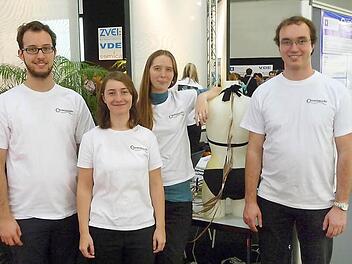 Das "Quasimodo"-Team  der Universität des Saarlandes mit dem Sensorsystem für die Wirbelsäule (von links): Florian Bansemer, Franziska Emmerich, Caroline Schultealbert und Tizian Schneider Fotos:  privat