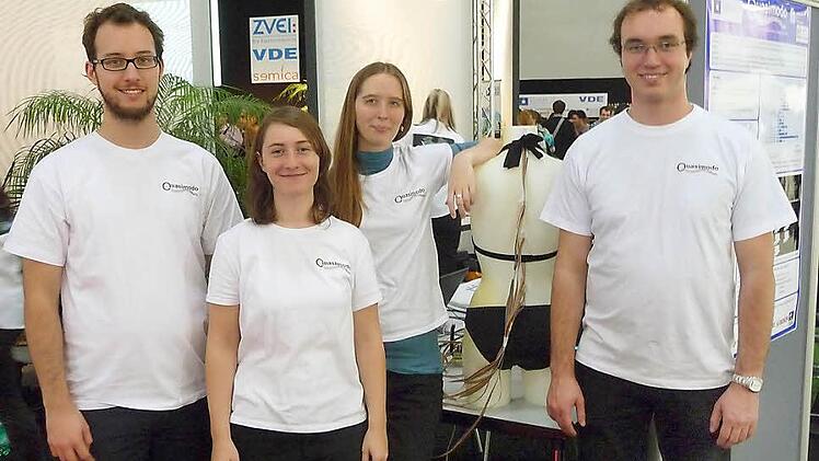 Das "Quasimodo"-Team  der Universität des Saarlandes mit dem Sensorsystem für die Wirbelsäule (von links): Florian Bansemer, Franziska Emmerich, Caroline Schultealbert und Tizian Schneider Fotos:  privat