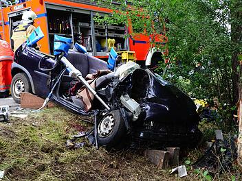 Der Opel Corsa prallte frontal gegen einen Baum, zwei Menschen erlagen ihren Verletzungen. Foto: Frank Spitzenpfeil