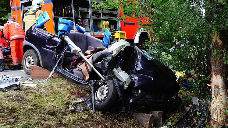 Der Opel Corsa prallte frontal gegen einen Baum, zwei Menschen erlagen ihren Verletzungen. Foto: Frank Spitzenpfeil