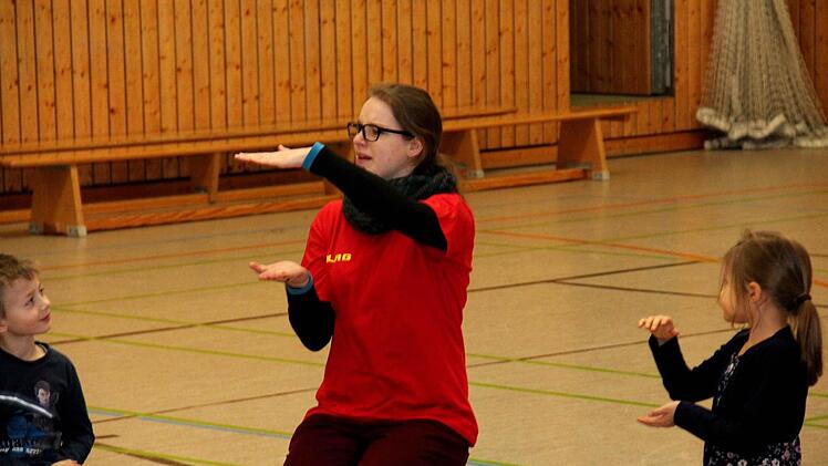 Lisa erklärt und zeigt, wie dick das Eis sein sollte, damit man es sicher betreten kann.