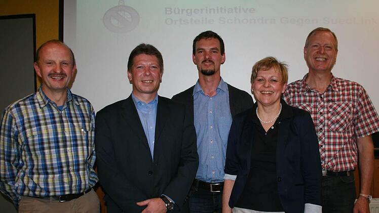 "Mit uns nicht”: Der Vorstand des neu gegründeten Vereins der Bürgerinitiative "Ortsteile Schondra gegen SuedLink” präsentiert sich. Unser Bild zeigt (von links) den Beisitzer Roland Wiegand, stellvertretenden Vorsitzenden Jochen Knüttel, Schriftführer Florian Karges, Kassenwartin Petra Vogler und Vorsitzenden Reiner Morshäuser. Es fehlt Beisitzer Oswald Türbl. Foto: Gabriele Sell