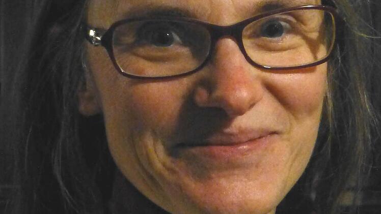 Christel Gimmler (Kammerorchester: Konzertmeisterin, Geige):Was mir auffällt, ist, dass die Sprecher, die über ihre eigene Geschichte berichten, so offen reden, dass die sich praktisch ausziehen vor der Kamera, dass die wahnsinnig persönlich reden.