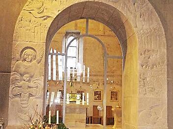 Die in Sandstein gehauene Rundbogen-Verkleidung in der Friesener Kirche spannt einen Bogen vom Paradies bis in unsere Zeit. Foto: Heike Schülein