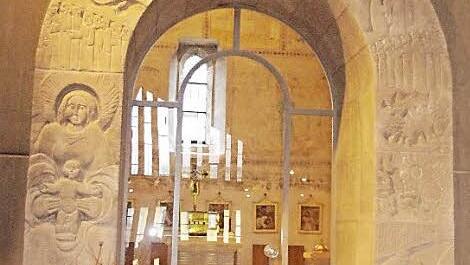 Die in Sandstein gehauene Rundbogen-Verkleidung in der Friesener Kirche spannt einen Bogen vom Paradies bis in unsere Zeit. Foto: Heike Schülein