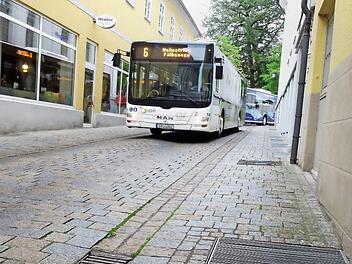 Rillen und Rinnen: In siebeneinhalb Jahren Betriebszeit haben die Busse tiefe Spurrillen in das Pflaster der Georgengasse gedrückt. Auch die Lage der Entwässerungsrinnen links und rechts hat sich als problematisch erwiesen, weil die Busse immer darüberfahren. Während der Sommerferien wird die Georgengasse deshalb asphaltiert, und die Entwässerungsrinne kommt in die Mitte. Foto: Jochen Berger