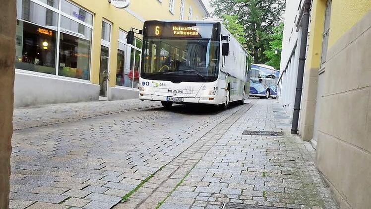 Rillen und Rinnen: In siebeneinhalb Jahren Betriebszeit haben die Busse tiefe Spurrillen in das Pflaster der Georgengasse gedrückt. Auch die Lage der Entwässerungsrinnen links und rechts hat sich als problematisch erwiesen, weil die Busse immer darüberfahren. Während der Sommerferien wird die Georgengasse deshalb asphaltiert, und die Entwässerungsrinne kommt in die Mitte. Foto: Jochen Berger