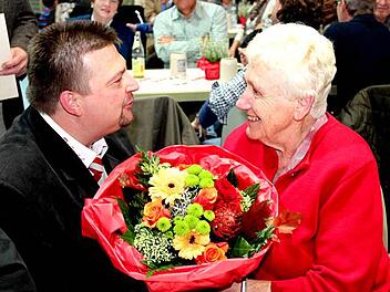Blumen für die ehemalige Vereinswirtin Mary (Marianne Anagnostou) vom Vorsitzenden Michael Ullmann.  Foto: Johanna Blum