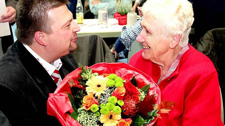 Blumen für die ehemalige Vereinswirtin Mary (Marianne Anagnostou) vom Vorsitzenden Michael Ullmann.  Foto: Johanna Blum