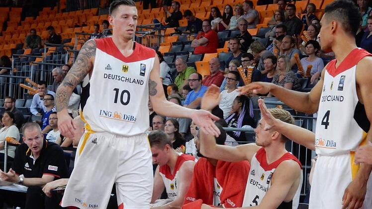 Daniel Thei,s (Nr. 10) hier nach einer Auswechslung zeigte Licht und Schatten. Rechts klatscht ihn sein neuer Bamberger Teamkollege, Maodo Lo, ab. Foto: Udo Schilling