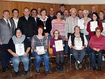 Insgesamt 44 Mitglieder der Maßbacher Wasserwacht wurden beim Jubiläumsabend zum 50-jährigen Bestehen des Vereins für langjährige Mitgliedschaft und besondere Verdienste geehrt. Ausgezeichnet wurden auch neun Mitglieder für ganz besonderen Trainingsfleiß. Ganz links Bürgermeister Matthias Klement, der ein Geschenk überreichte. Ganz rechts der Vorsitzende Uwe Kretzschmar.  Foto: Dieter Britz