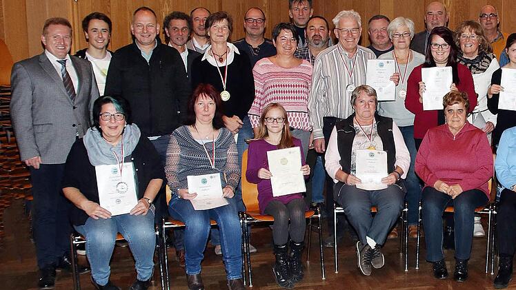 Insgesamt 44 Mitglieder der Maßbacher Wasserwacht wurden beim Jubiläumsabend zum 50-jährigen Bestehen des Vereins für langjährige Mitgliedschaft und besondere Verdienste geehrt. Ausgezeichnet wurden auch neun Mitglieder für ganz besonderen Trainingsfleiß. Ganz links Bürgermeister Matthias Klement, der ein Geschenk überreichte. Ganz rechts der Vorsitzende Uwe Kretzschmar.  Foto: Dieter Britz