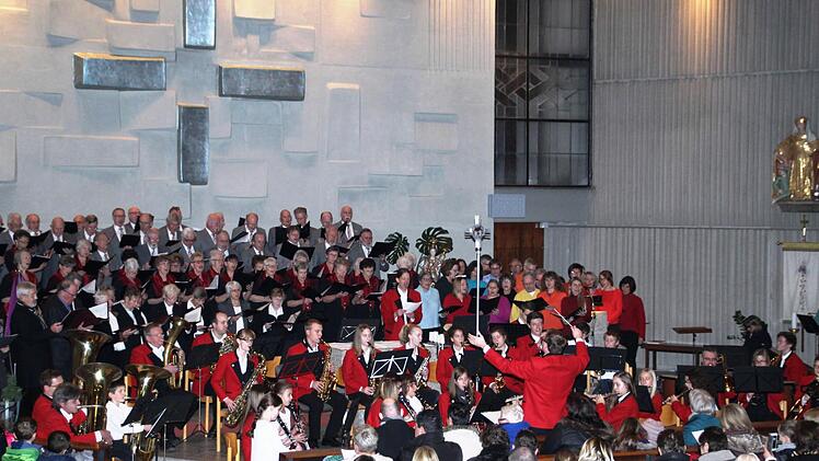 Zum Finale sind alle Mitwirkenden im Altarraum. Foto: Werner Vogel
