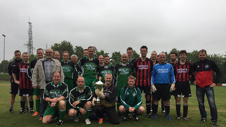 Unser Siegerbild vom AH-Turnier zeigt Pokalgewinner TSV Oerlenbach (in grün) mit dem unterlegenen FC Eltingshausen samt Bürgermeister Franz Kuhn (4. v. l.) und FC-Abteilungsleiter Mario Reuß. Foto: FC Eltingshausen