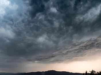 Weiterhin Schauer und Gewitter, Abkühlung am Wochenende . Foto: Ennio Leanza/KEYSTONE/dpa