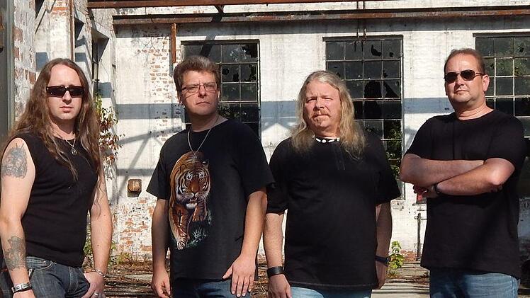 Einen melodiösen Rockabend verspricht das Konzert mit der Gruppe "Dirty K." am 23. September  in Burkersdorf. Das Foto zeigt (von links) Gitarrist Holger Schmitt, Drummer Achim Engelhardt, Gitarrist und Sänger Dirk Weigelt sowie Bassist und Sänger Thomas Burkert-Mazur.Stephan Stöckel