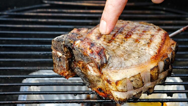 Wann das Fleisch durch ist, lässt sich durch leichten Druck mit dem Finger einigermaßen bestimmen - Oliver Kopp verwendet aber einen "Kernfühler", der im Fleisch steckt und die Temperatur an ein Empfangsgerät funkt. 58 Grad ist ideal.  Foto: Matthias Hoch