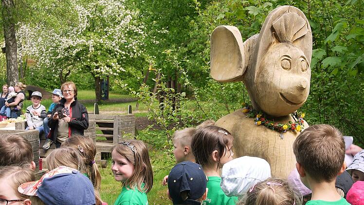 Leiterin Irmgard Redel mit Kindern vor der Walli-Maus-Skulptur im Gelände des Kindergartens. Die Skulptur ist Teil des Weges und eine Arbeit von Klemens Heumann.  Foto: Gökhan Effenhauser