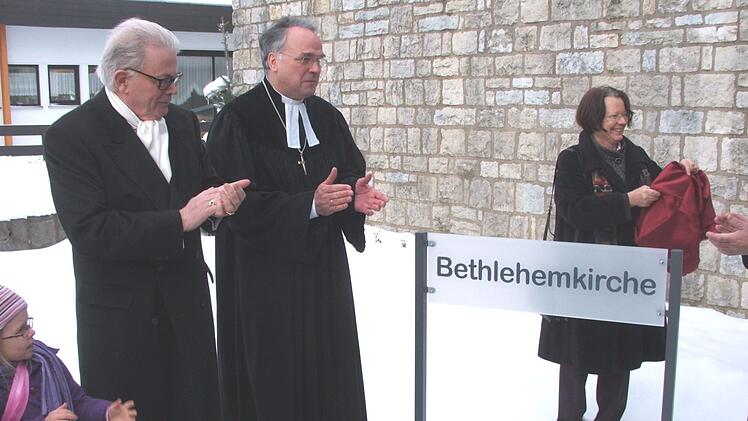 Tradition: Enoch zu Guttenbergs Vater Karl Theodor hat einst die Flüchtlingssiedlung Mannsflur initiiert. Sein Sohn ist 2011 dabei als die Kirche in Mannsflur ihr 50-jähriges Bestehen feiert und den Namen "Bethlehemkirche" erhält. Mit im Bild der Münchberger Dekan Erwin Lechner.Foto:Wolfgang Schoberth