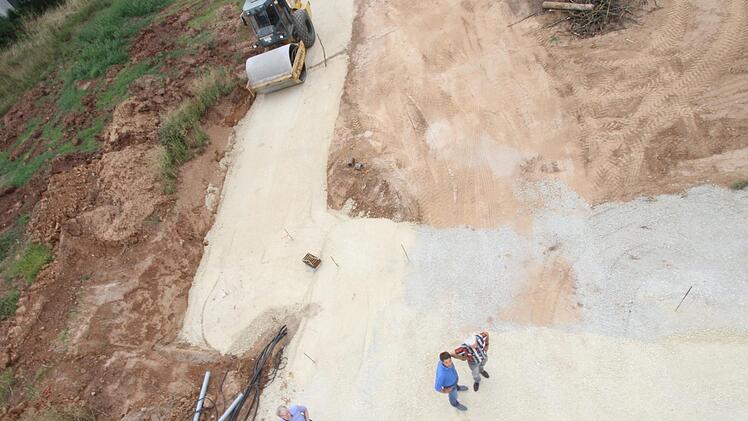 Bürgermeister German Hacker (v.l.), Christian Siebenhaar vom Ingenieurbüro und Bauamtschef Gerhard Merkel im Baugebiet.