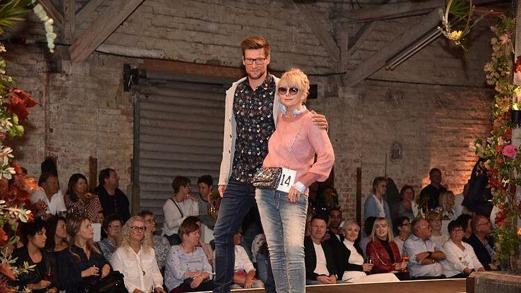Modenschau im Coburger Güterbahnhof - hier Till Riehn und Silke Griebel in Herbst-OutfitsJens Gundermann