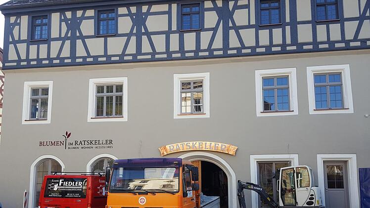 Im "Ratskeller" ist ein Blumenladen eingezogen. In den Räumen rechts des Eingangstorbogens soll ein kleines Café eröffnet werden. Foto: Alexander Hartmann