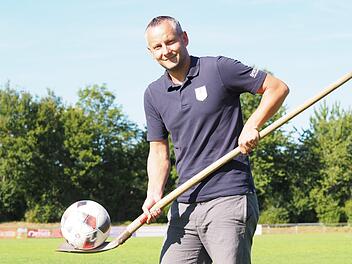 Dass auf den TSV Münnerstadt in dieser Saison viel Arbeit wartet, symbolisiert Michael Knysak mit Schaufel und Ball. Foto: Jürgen Schmitt