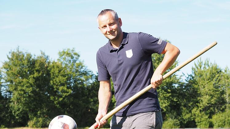 Dass auf den TSV Münnerstadt in dieser Saison viel Arbeit wartet, symbolisiert Michael Knysak mit Schaufel und Ball. Foto: Jürgen Schmitt