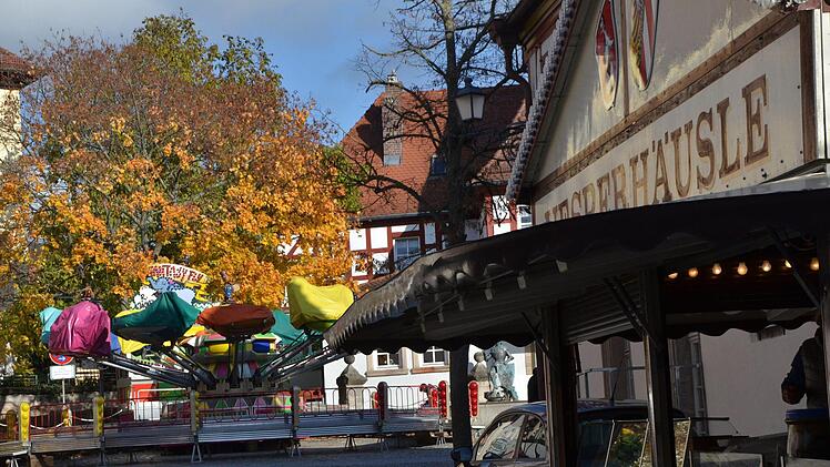 Aufbau zur Martinikirchweih am Donnerstag
