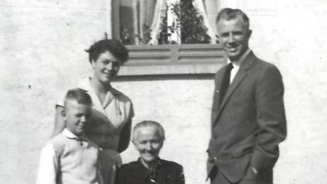 Georg Ludwig Hegel als Zehnjähriger mit Eltern und Oma.  Foto: Familienarchiv Hegel