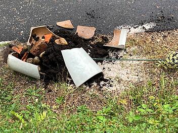 Zerschlagen haben Vandalen einen Blumenkübel im Breitenbacher Weg. Es ist das zweite Mal, dass sie auf dem Grundstück Schaden anrichten. Foto: Peter Hufer