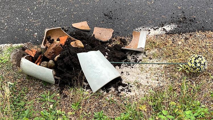 Zerschlagen haben Vandalen einen Blumenkübel im Breitenbacher Weg. Es ist das zweite Mal, dass sie auf dem Grundstück Schaden anrichten. Foto: Peter Hufer