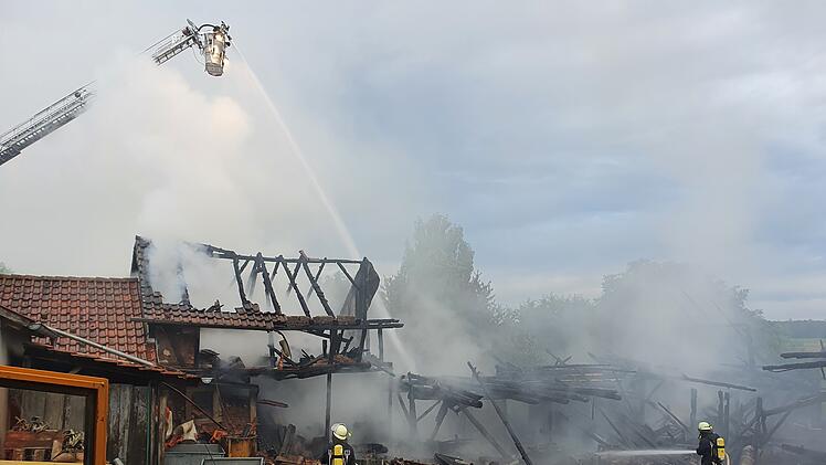 Scheune brennt völlig aus: Hoher Sachschaden nach Feuer in Seubrigshausen