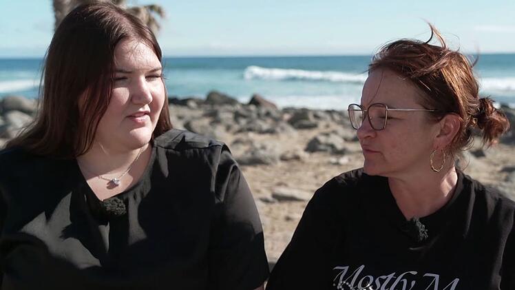 Stella (links) er&ouml;ffnet Mama Sarah, dass sie zur&uuml;ck nach Deutschland ziehen m&ouml;chte.