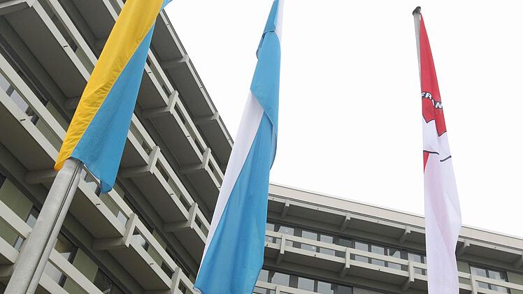 Noch stehen die Fahnenmasten vor dem alten Klinikum.