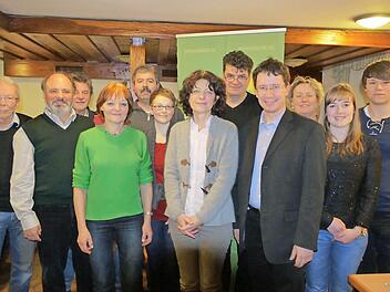 Die Kandidaten auf der Liste der Grünen mit Landratskandidat Manfred Bachmayer  Foto: Pauline Lindner