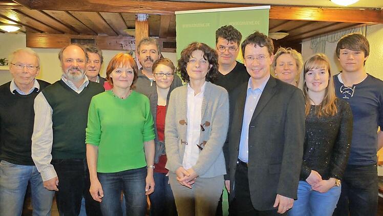 Die Kandidaten auf der Liste der Grünen mit Landratskandidat Manfred Bachmayer  Foto: Pauline Lindner