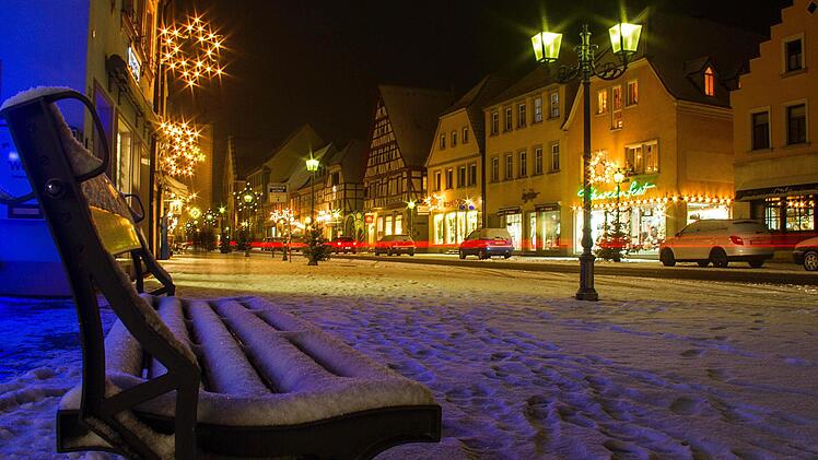Leider ein ganz kleines bisschen zu spät für die Weihnachtsstimmung noch im Advent kam der Schnee am Wochenende. Gleichwohl verzaubert die weiße Pracht auch in der Nacht.