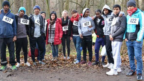 Als "Cool Boys Bramberg" trat diese Gruppe somalischer und afghanischer Flüchtlingskinder zusammen mit ihrer Betreuerin Ramona Horn-Lerner bei der 7,5-Kilometer-Walking-Strecke an.
