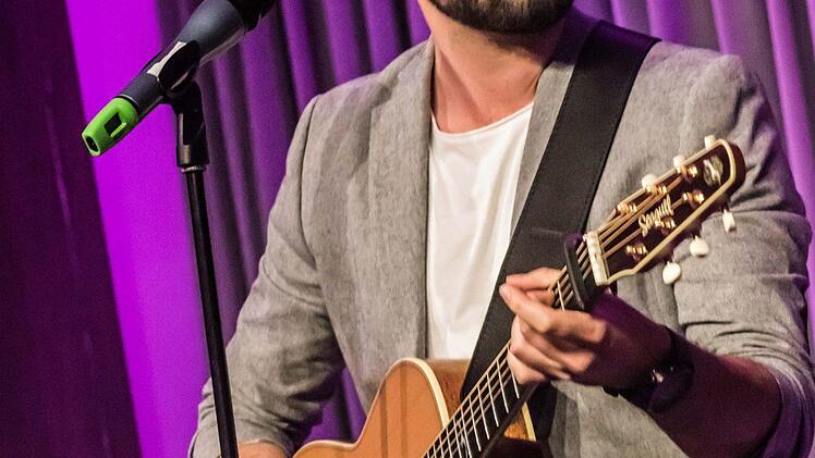 Jonathan Zelter begeisterte seine Zuhörer mit geradlinigen Schlagern aus der eigenen Feder. Foto: Jochen Berger