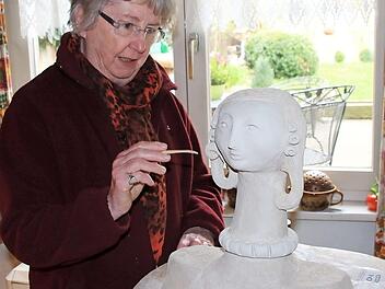 Marlis Albert arbeitet an einer Büste. Dies ist ein Geschenk für die Familie des Sohnes. Fotos: Heike Beudert